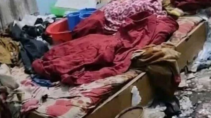 পুরো বাসাটি ছিল নোংরা, পরিত্যক্ত ও অগোছালো। সেখানে নুরজাহান বেগম একাই থাকতেন। ছবি: সংগৃহীত