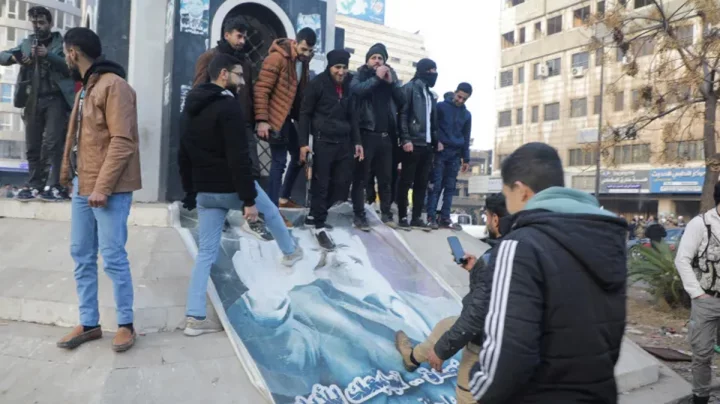 আসাদের পতনের পর তার ছবিতে অনেকে লাথি দিচ্ছেন