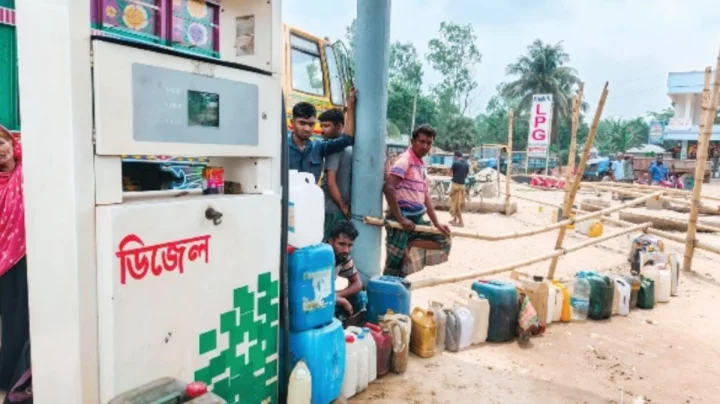 জ্বালানি পেতে ফিলিং স্টেশনে ঘণ্টার পর ঘণ্টা দাঁড়িয়ে থাকতে হচ্ছে কৃষকদের – ইত্তেফাক