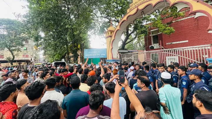 বিএনপির সভাপতি রেজাউল কাইয়ুমকে আটকের প্রতিবাদে নেতা-কর্মীরা কুমিল্লা কোতোয়ালি মডেল থানা ঘেরাও করে। ছবি: সংগৃহীত