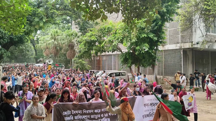 বঙ্গভবন অভিমুখে গণপদযাত্রায় আন্দোলনকারী শিক্ষার্থীরা। ছবি: ইত্তেফাক
