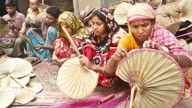 লোডশেডিংয়ে বাড়ছে হাতপাখার চাহিদা, নওগাঁয় ব্যস্ত কারিগররা