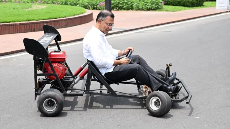 তরুণ শিক্ষার্থী রিজওয়ানের তৈরি রেসিং কার চালালেন প্রধানমন্ত্রী