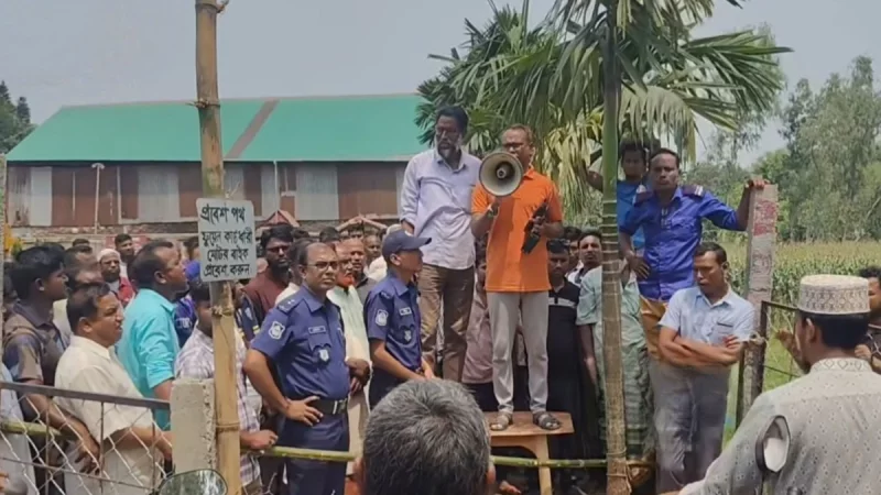 পাম্পে ফুয়েল কার্ড চেক করার সময় ইউএনও’র ওপর হামলা, আহত বডিগার্ড