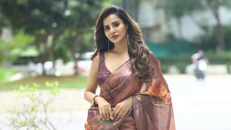 বিয়ের প্রলোভনে অর্থ আত্মসাতের অভিযোগ, ‘ভুয়া তথ্য’ বলে হুঁশিয়ারি নায়িকার - Image 1