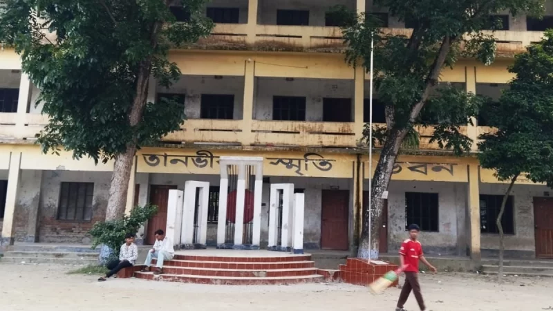 পরীক্ষা শেষে অর্ধশতাধিক এসএসসি পরীক্ষার্থী বুঝলো প্রশ্ন ছিল ভুল - Image 1