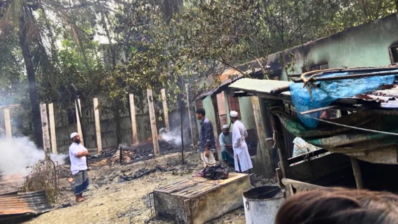 ঈদের আগের রাতে আগুনে পুড়ল ইমামের বসতঘর, খোলা আকাশের নিচে পরিবার