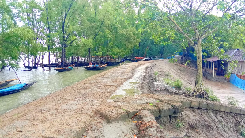 এক যুগেও সংস্কার হয়নি কয়রার নদী রক্ষা বেড়িবাঁধ