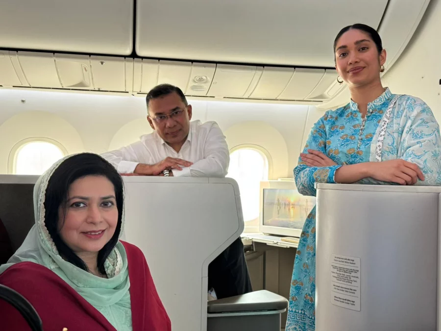 সিলেটে পৌঁছে বিমান থেকে নামার আগে ক্যামেরাবন্দী হন তারেক রহমান, তার স্ত্রী জুবাইদা রহমান ও মেয়ে জাইমা রহমান