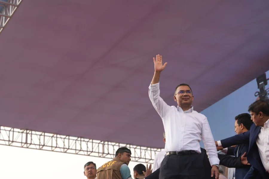 গণসংবর্ধানামঞ্চে নেতাকর্মীদের উদ্দেশ্যে হাত নাড়ছেন তারেক