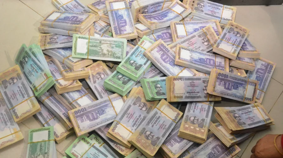 প্রভাবশালীরা ব্যাংক থেকে টাকা তুললেই জানাতে হবে