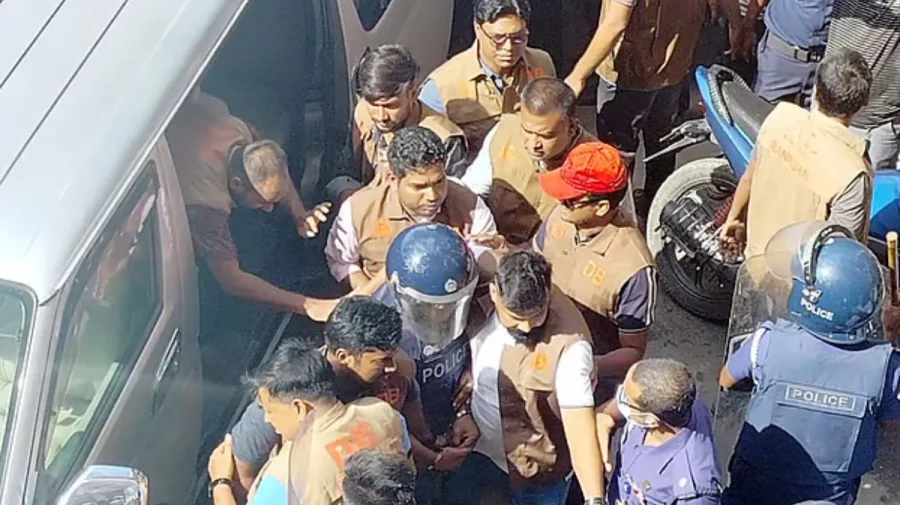 আদালত প্রাঙ্গণে দুর্জয়কে ডিম নিক্ষেপ