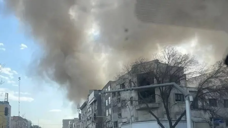 বিস্ফোরণের পর ধোঁয়া উড়ছে ভবন থেকে